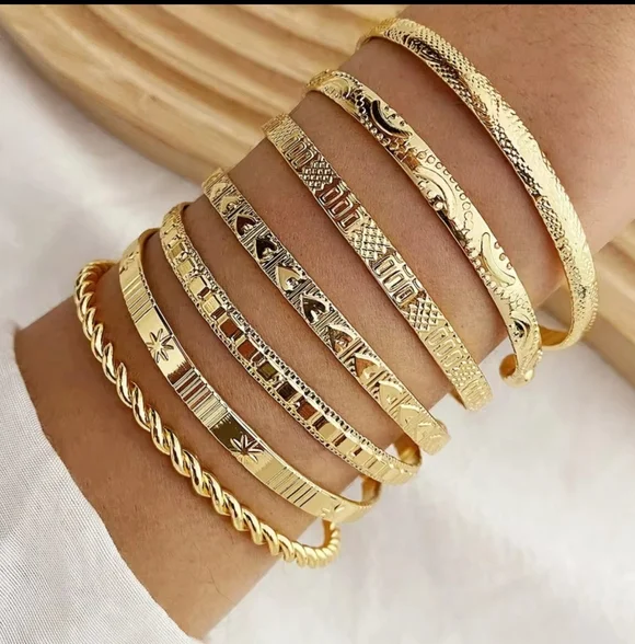 Elegant 7 Gold-Tone Bangle Set - Picture 1 of 7